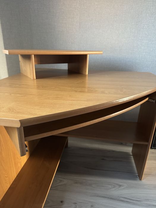 Biurko brązowe z półką na klawiaturę