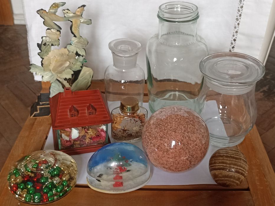 vários objetos decorativos antigos