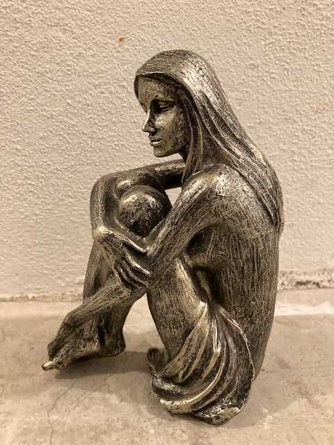 Estatueta mulher abraço - BAIXA DE PREÇO