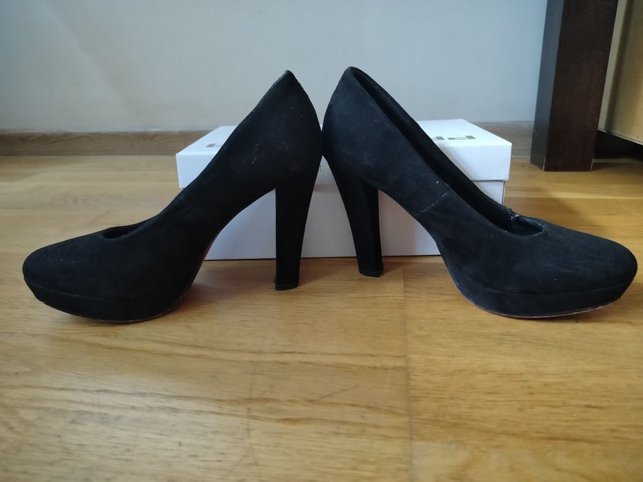 Czarne buty na obcasie, czerwona podeszwa