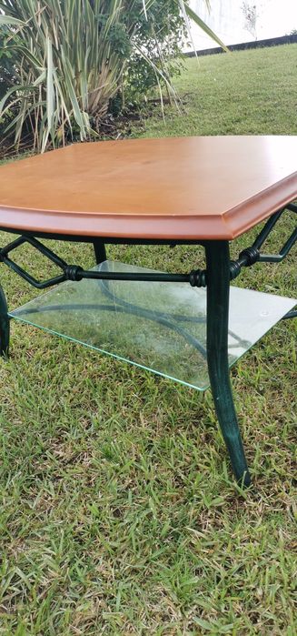 Mesa de centro estrutura metálica,com tampo em madeira e prateleira em