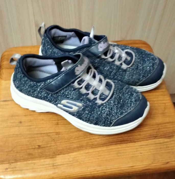 Кроссовки Skechers для девочки. Размер 34