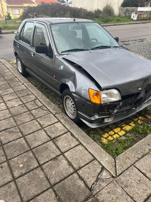 Ford Fiesta 1.1 vendo carro a trabalhar e a andar, com batida à frente