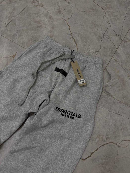 Штани від бренду essentials