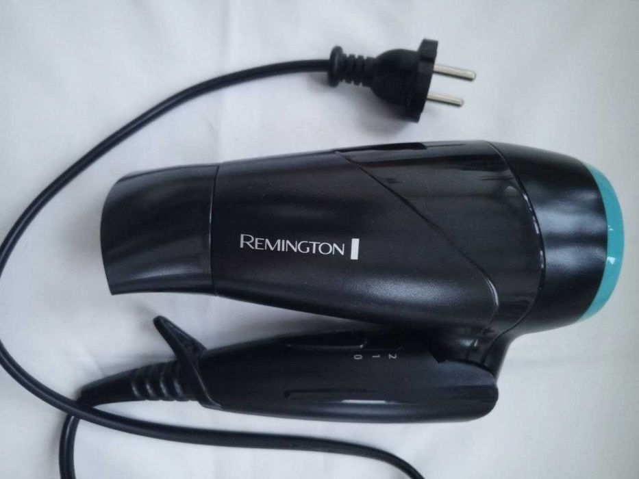 Компактний дорожній фен моделі Remington D1500