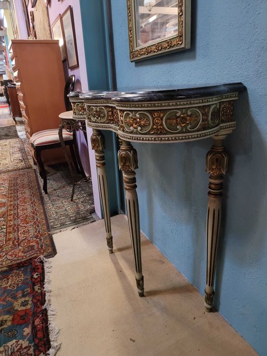 Credencia antiga em madeira com tampo em pedra