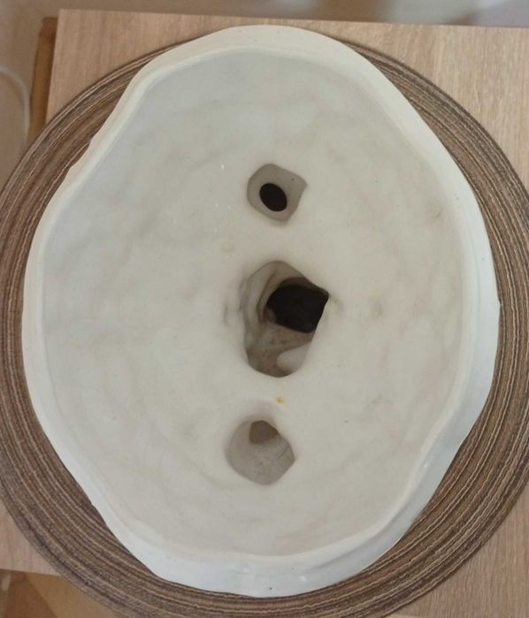 Zabytkowa doniczka w stylu barokowym