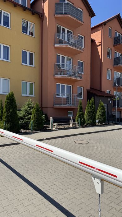 Wynajmę 2 pokojowe mieszkanie z miejscem parkingowym - Więcej