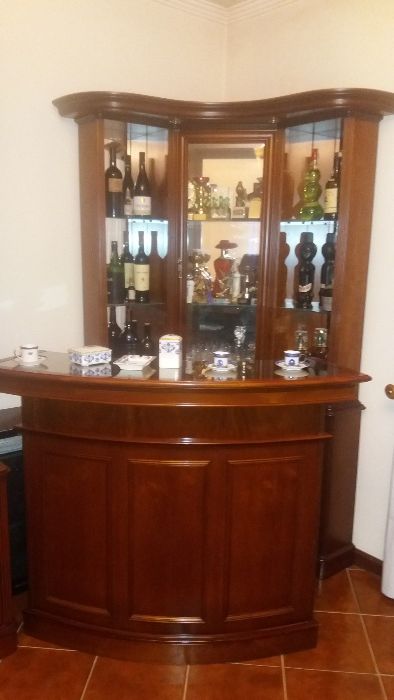 Bar em madeira de cerejeira com 2 bancos em couro de cor verde