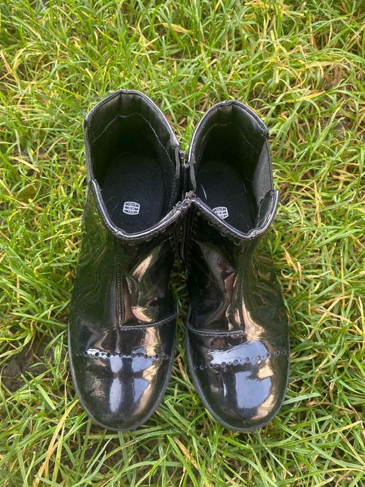 Ботинки осінь весна clarks  31 оригінал лаковані шкіра