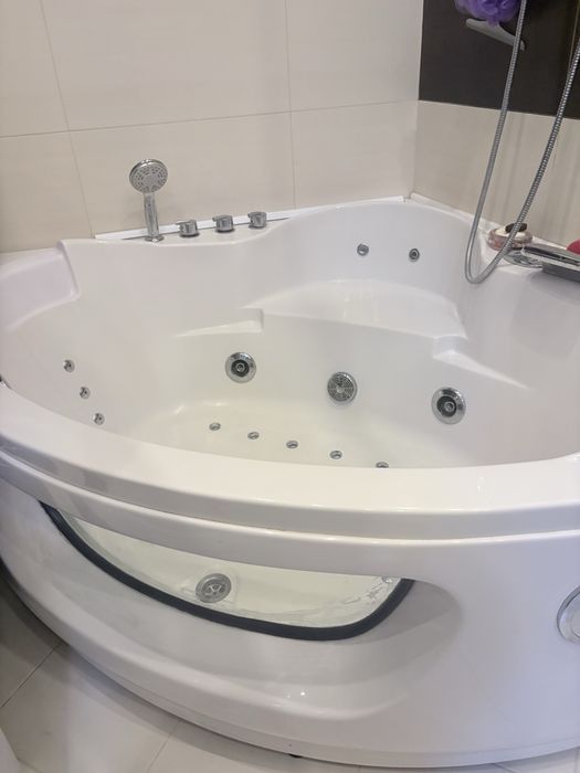 Wanna z hydromasażem / jacuzzi – uszkodzona (na części / do naprawy)
