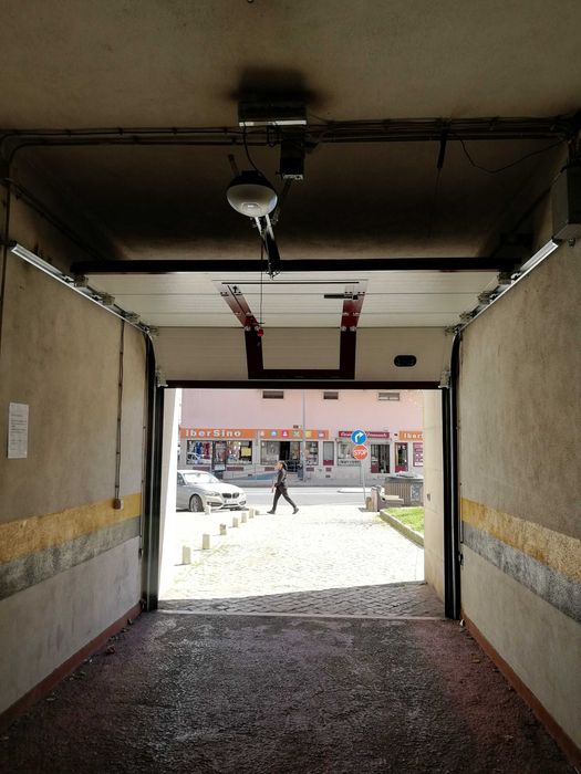 Aluga-se Garagem Box com 19m² , na Av. dos Bons Amigos - Cacém