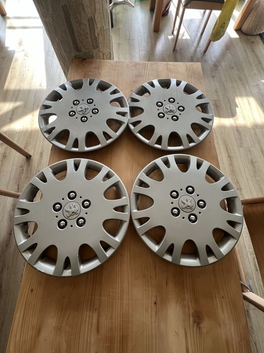 Na sprzedaż komplet 4 oryginalnych kołpaków marki Peugeot 16“