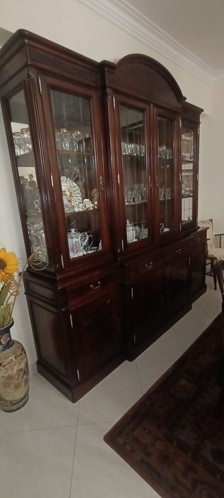Conjunto de sala cristaleira e mesa com cadeiras