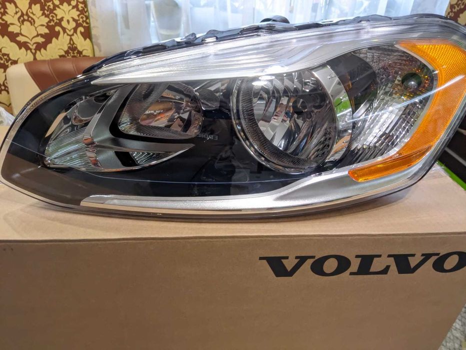 NEW передні фари на VOLVO XC60 2013-2017 31358113 31358114