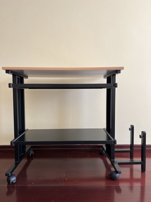 Secretária moderna para computador e impressora.