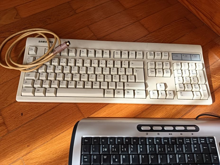 Teclado sem fios Logitech Cordless Desktop EX 110