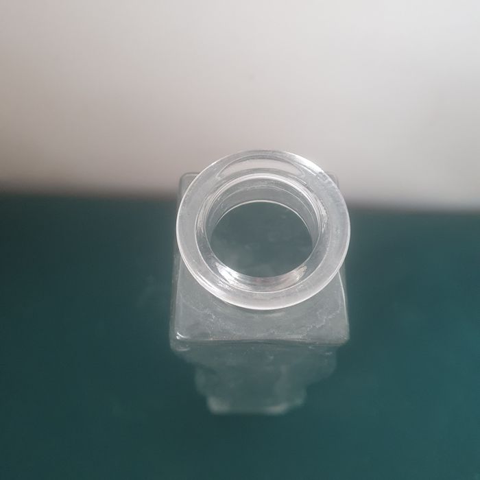 Szklany wazonik fala