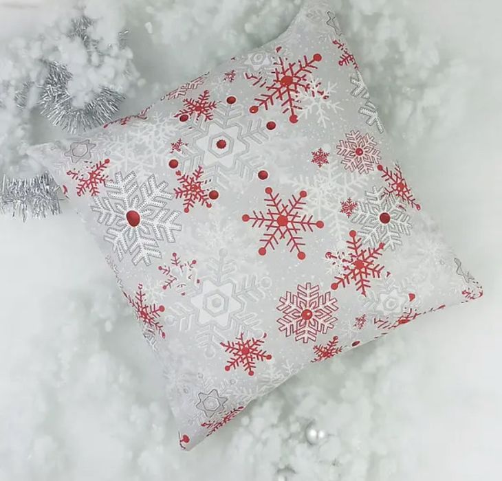 Новорічні подушки та наволочки