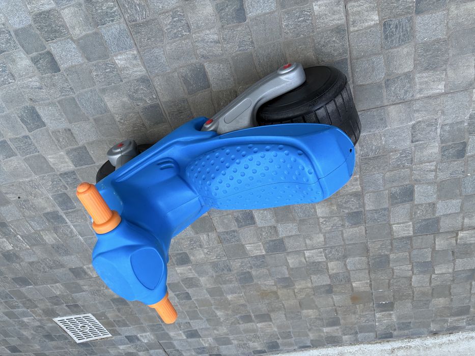 Andador azul para criança