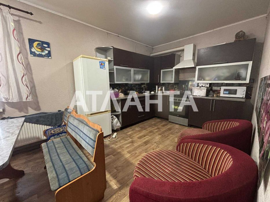 Капітальний будинок в Красносілці в центрі села.