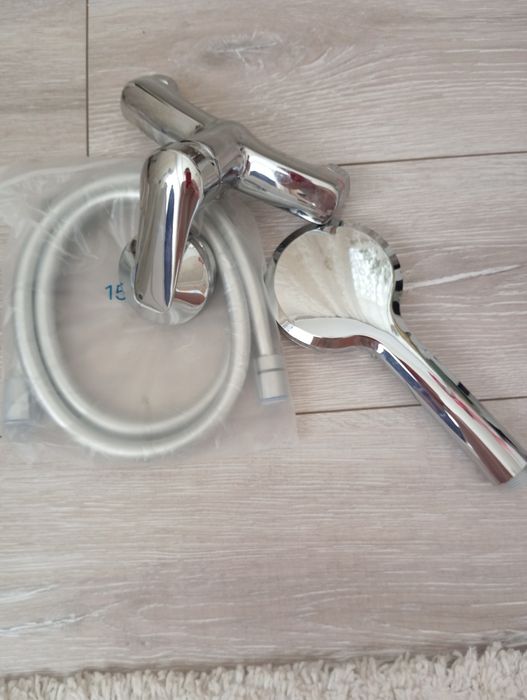 Продам змішувач для душу в комплекті новий у використанні не був виробник Польща.Діє знижка  коли берете 2 або більше.