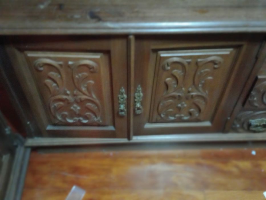 Vendo móvel de sala antigo,em madeira maciça,tifo trabalhado