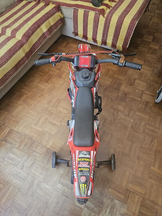 Mini mota paea crianca com rodaa de apoio