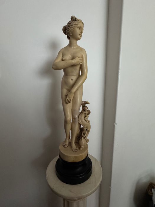 Estátua antiga de deusa grega em ebonite