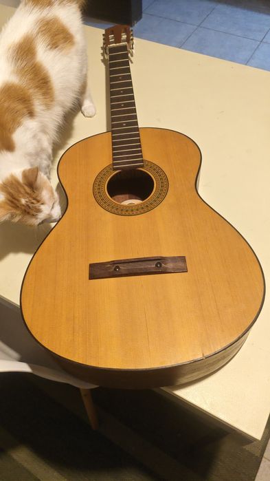 Guitarra clássica sem cordas.