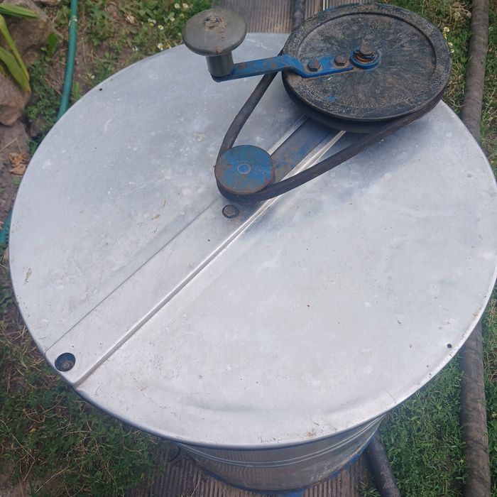 Продам медогонку заводську