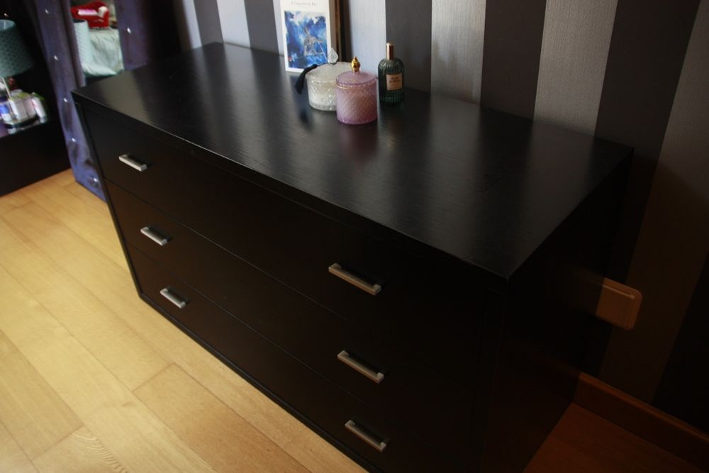 Móvel de quarto de madeira maciça de cor preta