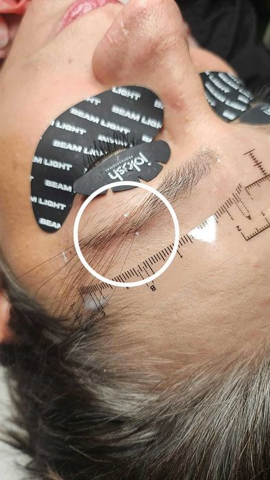 Rekonstrukcja, zageszczenie brwi naturalnym włosem.