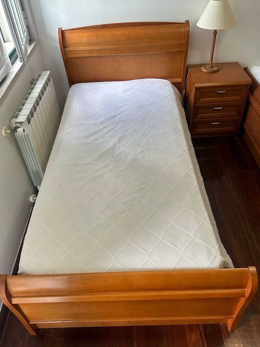 Cama de Solteiro em Madeira em Ótimo Estado
