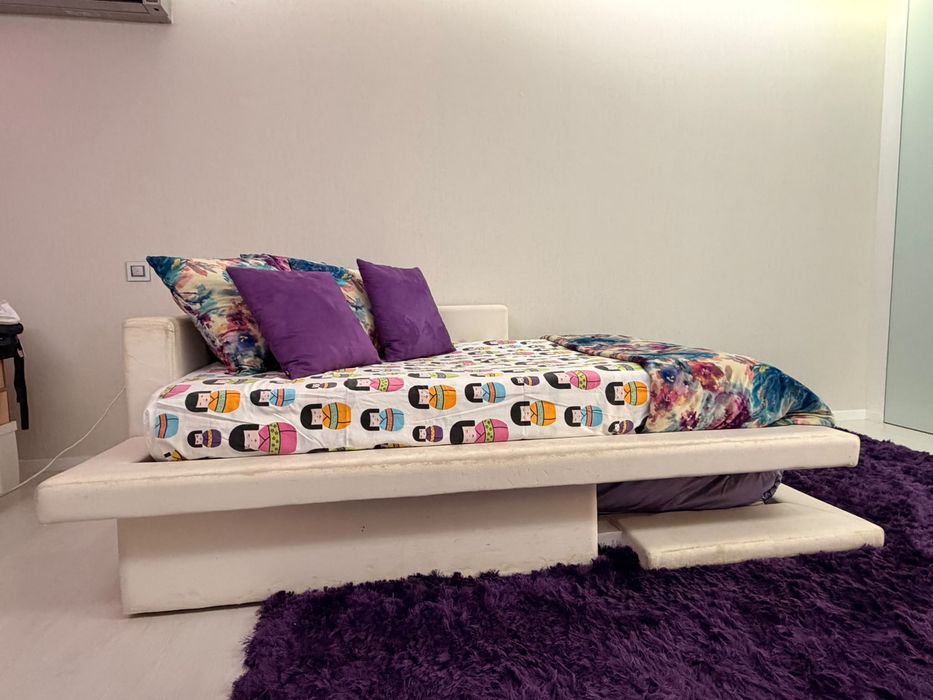 Cama de corpo e meio com dois cochões