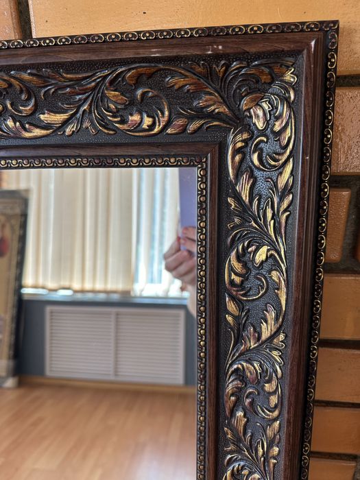 Новые зеркала , большие с красивой рамой.
