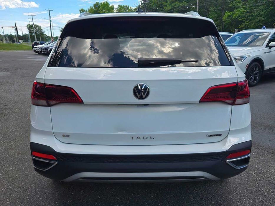 Volkswagen Taos      2024