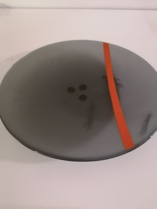 Prato vidro cinza escuro com risca laranja.