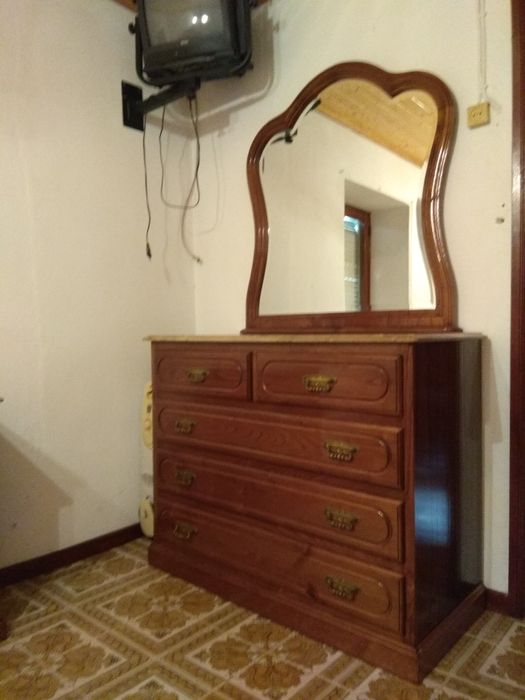 Mobília de quarto em madeira de castanho