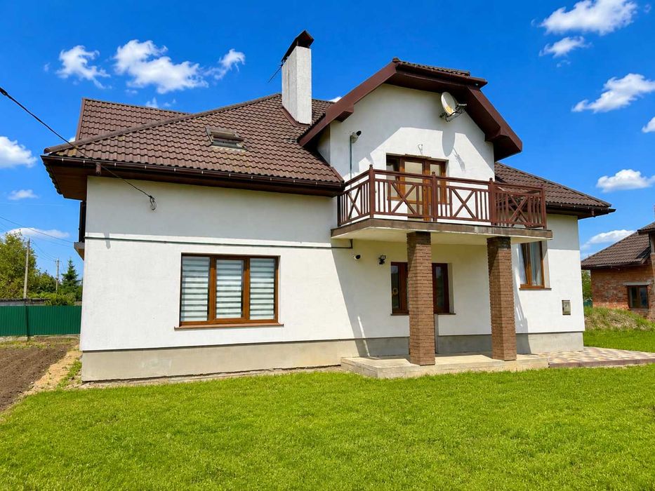 Сучасний будинок 237 м² з ремонтом та ділянкою 17,5 соток