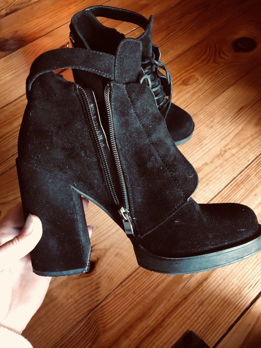 Ботинки замшевые на каблуке