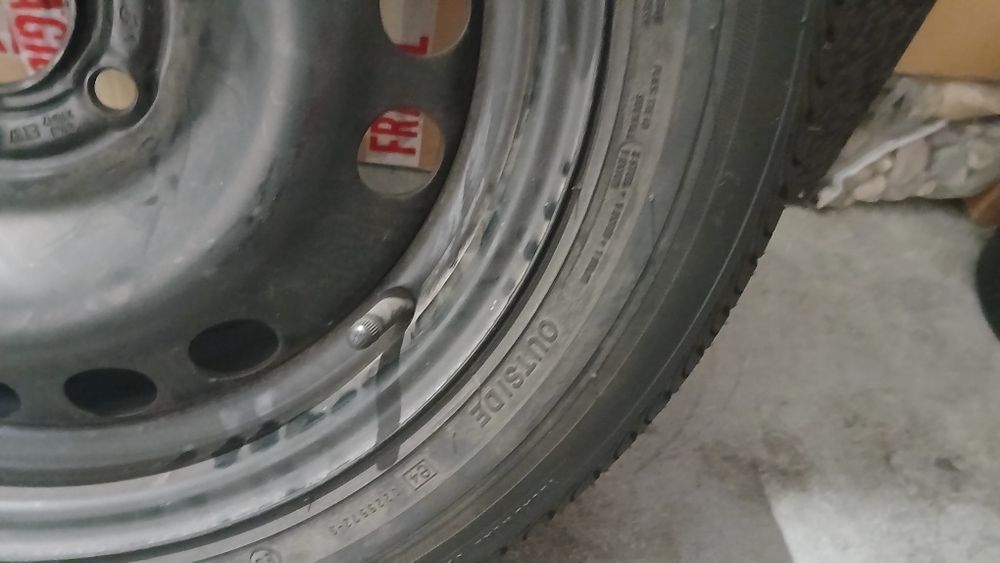 Roda suplente de um opel Astra