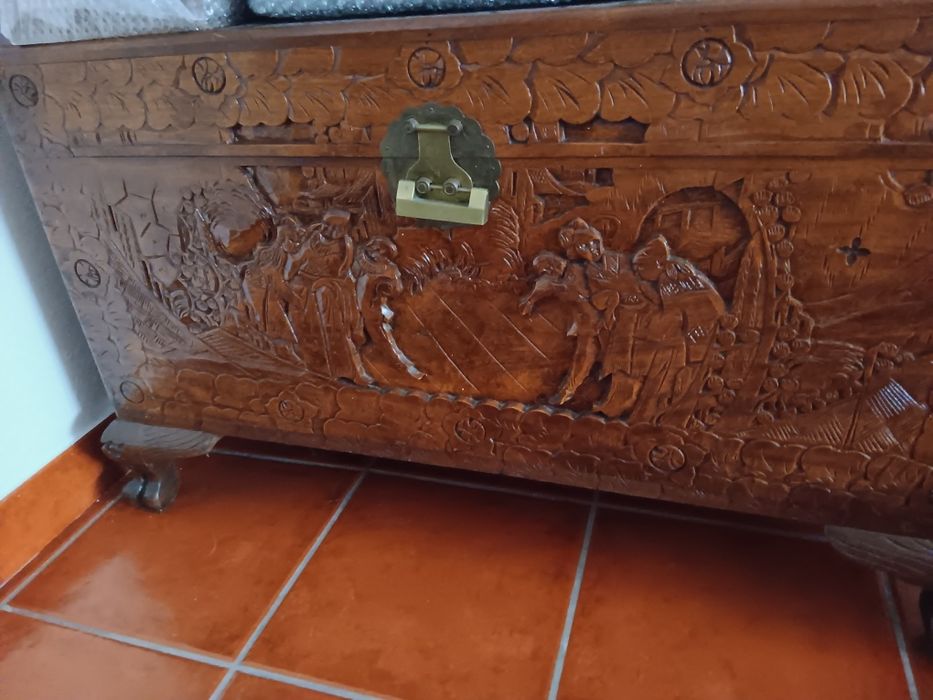 Arca antiga em madeira de canfora