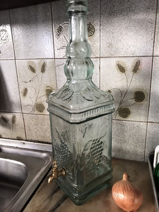 Panela de pressão e garrafas Grandes de licor