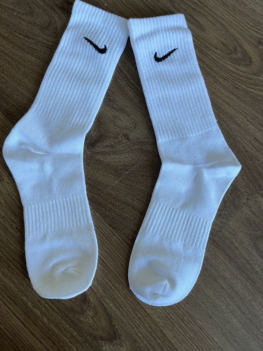 Białe skarpety nike