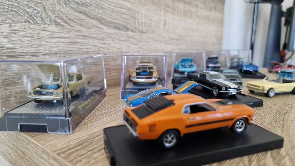 13 Miniaturas Ford Mustang 1:64