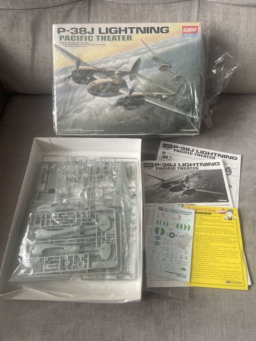 P-38J lighting Pacific Theater / 1:72 , Academy