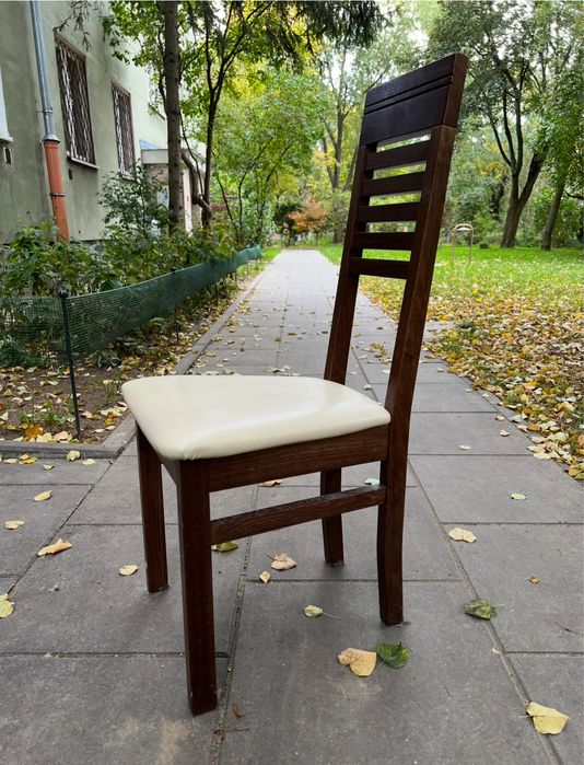 Stół PRL i 4 krzesla z eko skórą kremową