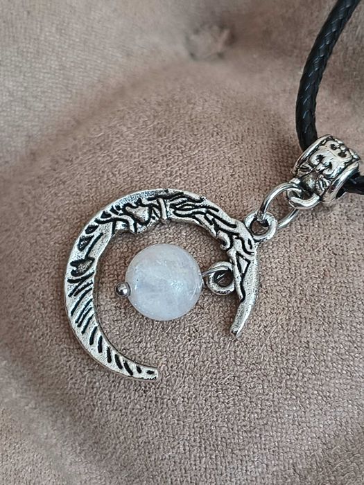 Кулон з місячного каменю