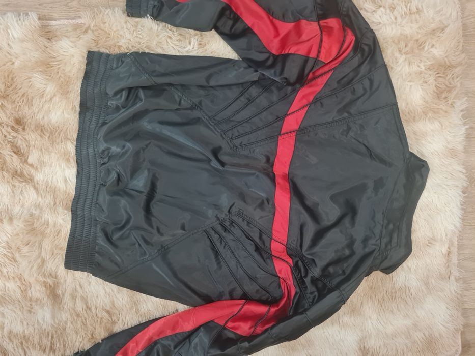 Jordan Sportswear AJ 5 w kolorze czarnym z czerwonymi detalami.